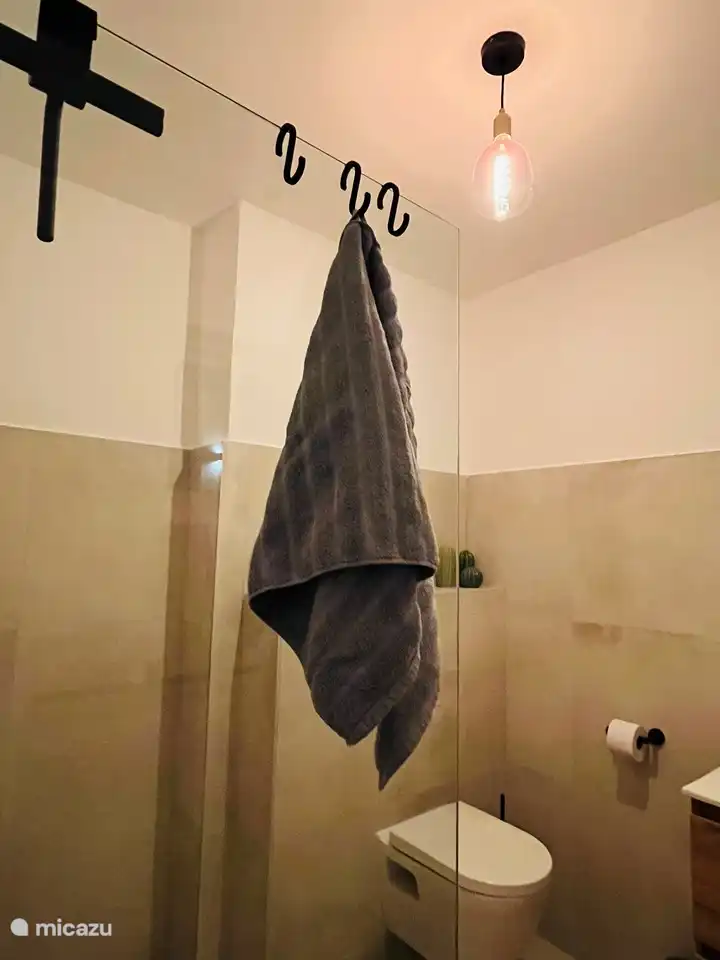 An den praktischen Haken können Sie Ihr Handtuch aufhängen.