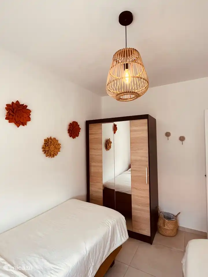 Schrank mit Platz für Ihre Koffer.
Im Schrank befinden sich 2 Hängeteile und 4 Einlegeböden für den Liegeteil.