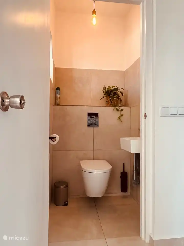 Gästetoilette in der Nähe von Schiebetüren zur Veranda.