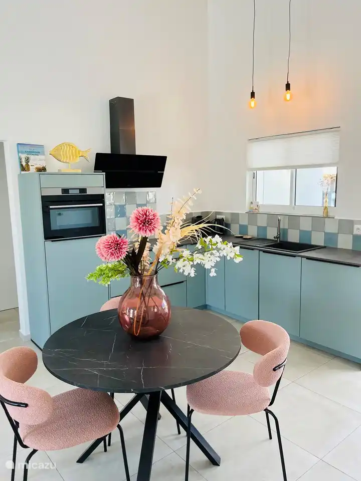 Schöne geräumige Küche mit Kombi-Mikrowelle, Kaffeemaschine (hierfür können Sie unter anderem Nespresso-Tassen verwenden), Milchaufschäumer, Wasserkocher, Sandwichmaker.
Für den kulinarischen Genießer gibt es ein schönes Kochbuch.