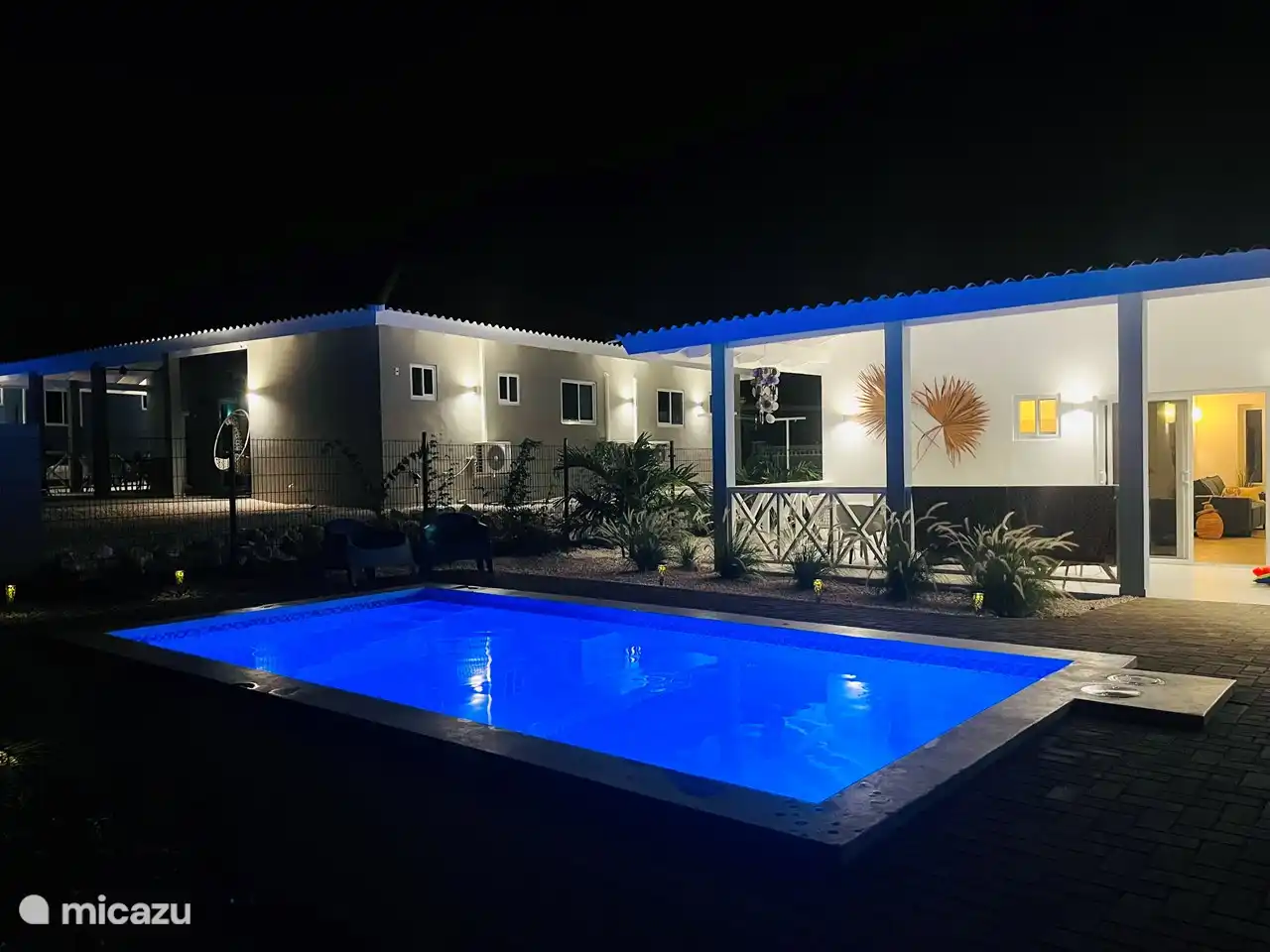 Um das Haus herum wurde ein Zaun aufgestellt, an dem schnell wachsende Pflanzen aufgestellt wurden. Auf diese Weise erhöht sich Ihre Privatsphäre von Woche zu Woche.