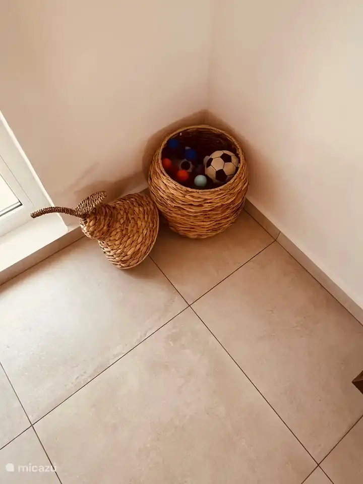 Spielzeug für die Kinder.
Im TV-Schrank befinden sich auch Spiele für Groß und Klein.