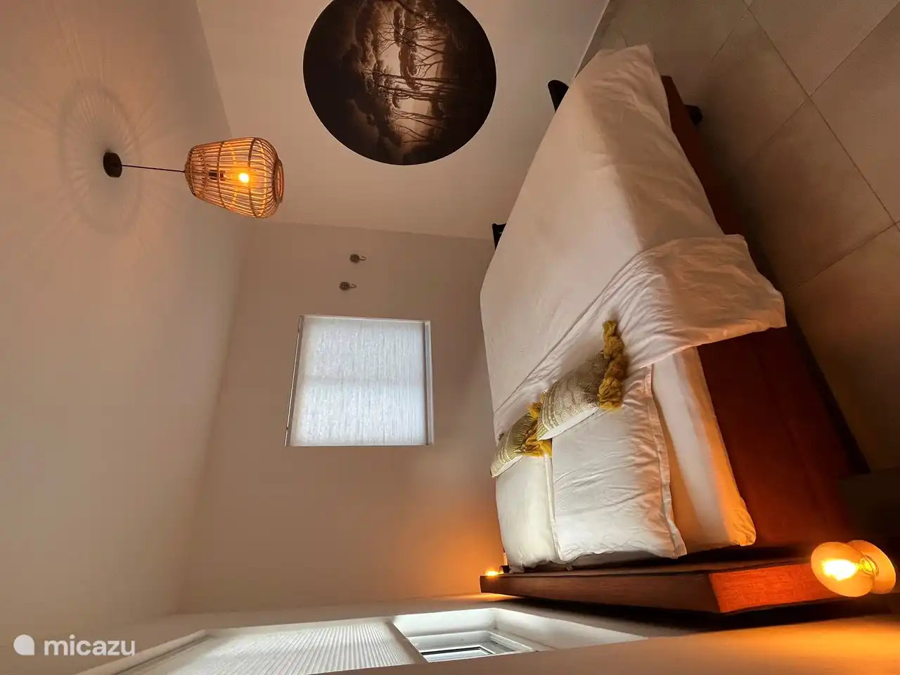 Hauptschlafzimmer mit angrenzendem Badezimmer.