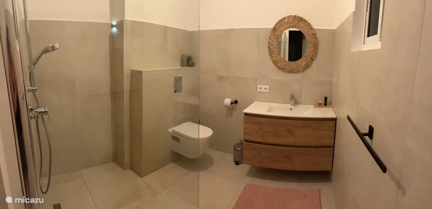 Badezimmer neben dem Hauptschlafzimmer.