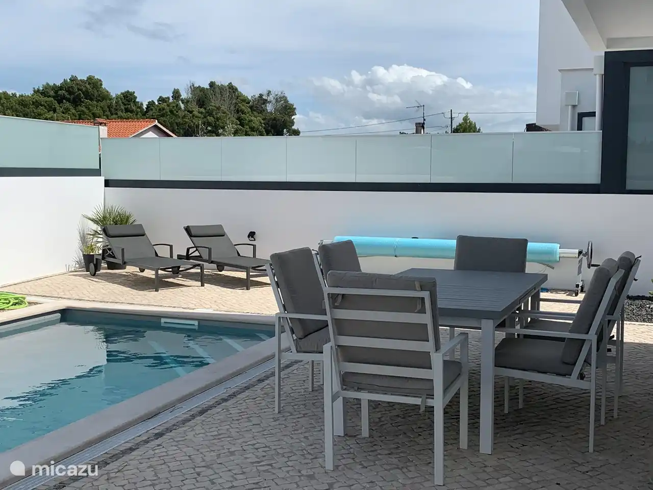 Hinterhof mit Sonnenliegen und Esstisch