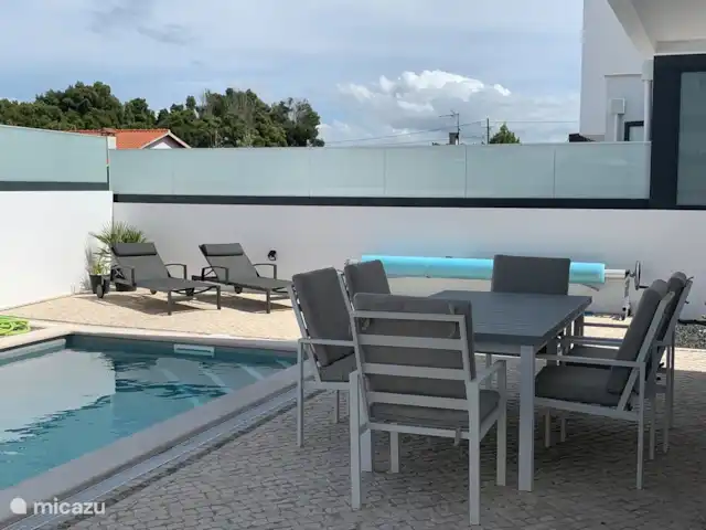 Villa Pinheiros en Portugal, Costa de Prata, Pataias - villa Patio trasero con hamacas y mesa de comedor.