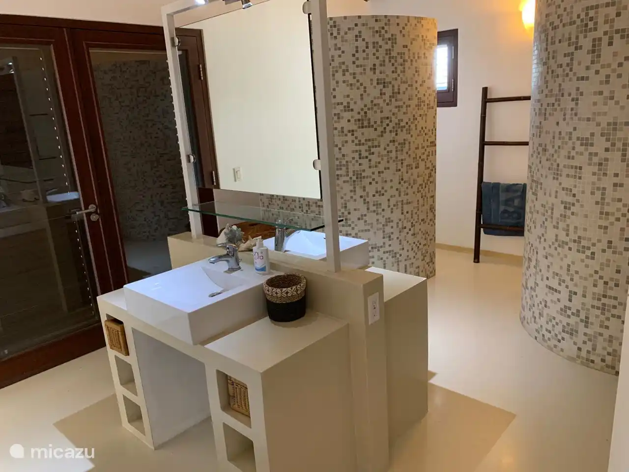 en el dormitorio principal, a la izquierda está el inodoro, a la derecha está la ducha (con un chorro fuerte y agradable)