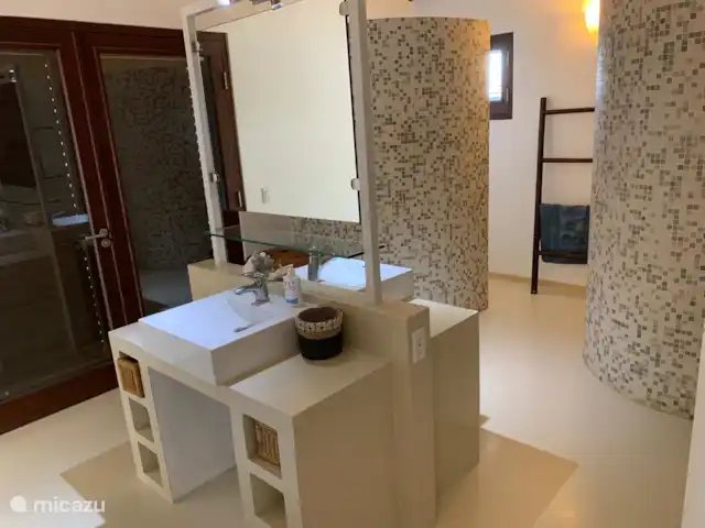 Location de Vacances Bonaire, Bonaire, Kralendijk, villa - Villa Isa Mae dans la chambre parentale, à gauche les toilettes, à droite la douche (avec un beau jet puissant)