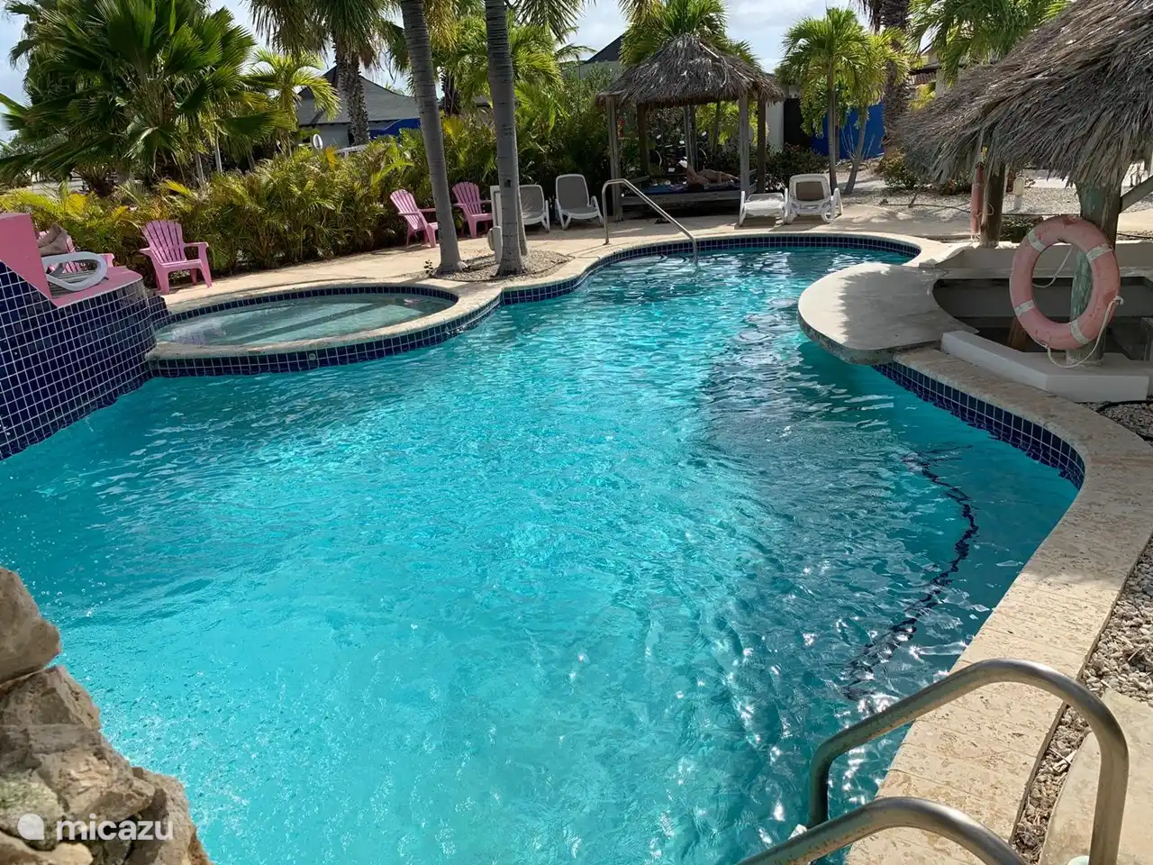 Gran piscina con cascada y piscina infantil, es casi privada porque muchas casas no se alquilan o se alquilan a largo plazo a expatriados, tan tranquila