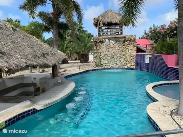 Location de Vacances Bonaire, Bonaire, Kralendijk, villa - Villa Isa Mae La piscine a une cascade de quatre mètres et une section pour enfants à droite