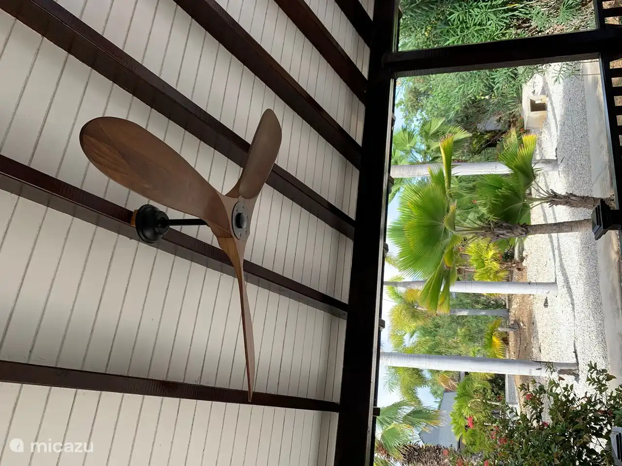 Hay cinco ventiladores y tres acondicionadores de aire.