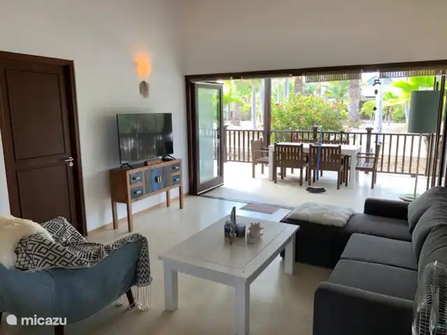 Location de Vacances Bonaire, Bonaire, Kralendijk, villa - Villa Isa Mae Bien sûr, toute la façade peut être ouverte. (ps la télé a netflix) il y a trois ventilateurs de plafond, deux mobiles et trois air conditionné mieux timide avec ce timide ??