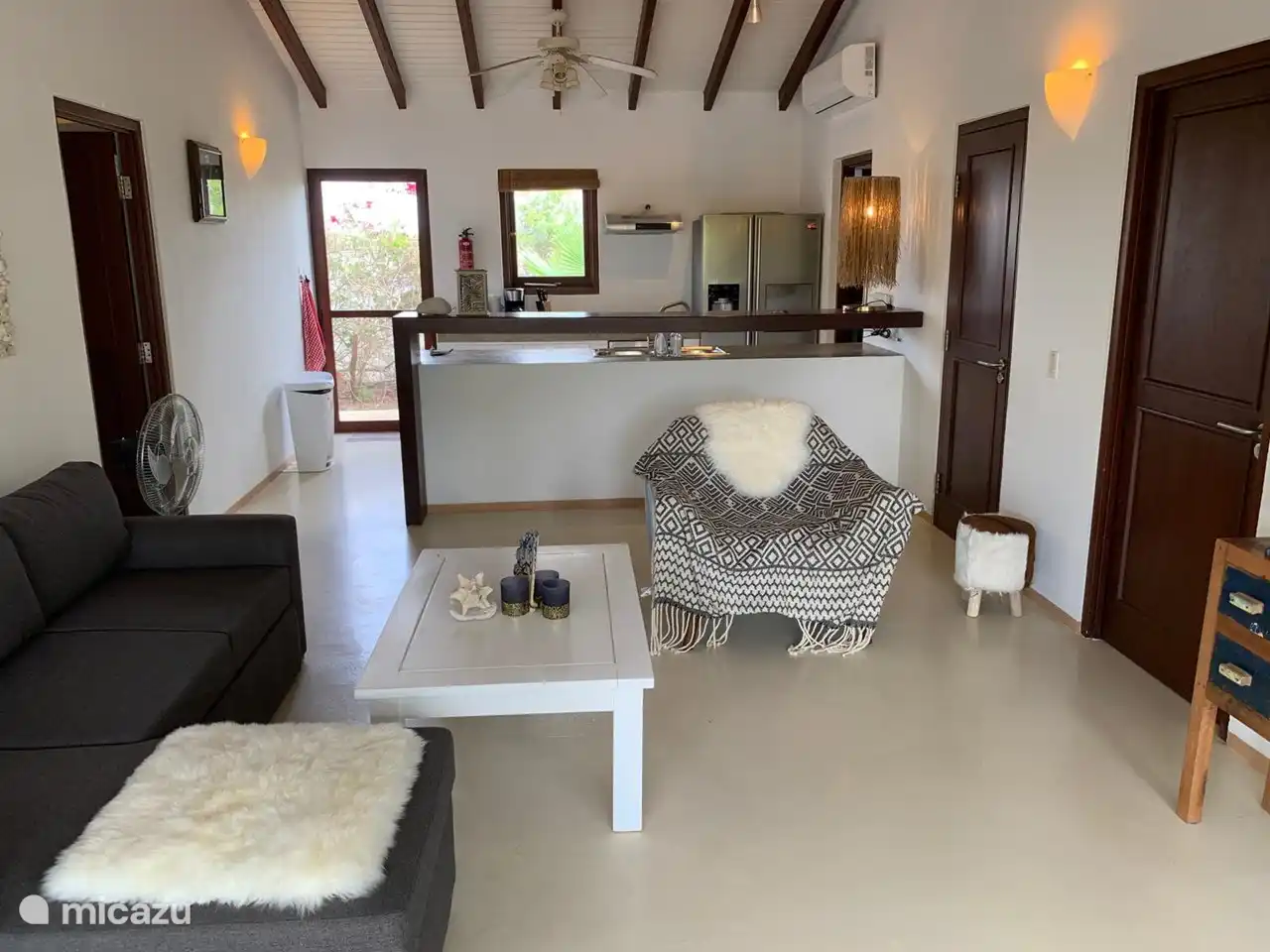 Segundo dormitorio con baño privado, un total de 25 metros tan agradable y espacioso, con puertas de patio al lado y el porche