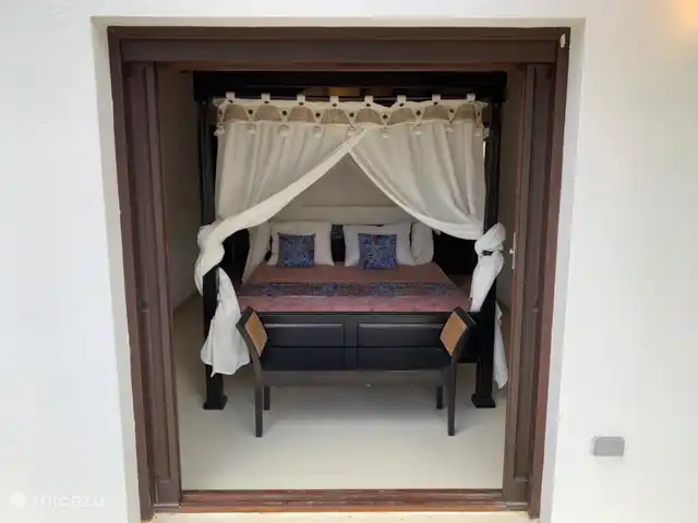 Location de Vacances Bonaire, Bonaire, Kralendijk, villa - Villa Isa Mae La chambre principale vue de l'extérieur, pas une si bonne photo car la chambre est beaucoup plus grande (20 mètres) ??
