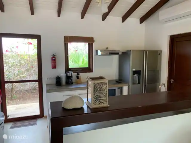 Location de Vacances Bonaire, Bonaire, Kralendijk, villa - Villa Isa Mae tout dans la cuisine, à la fois 110 et 220 volts. Personnellement, j'aime le mieux la trappe à bière dans le réfrigérateur.