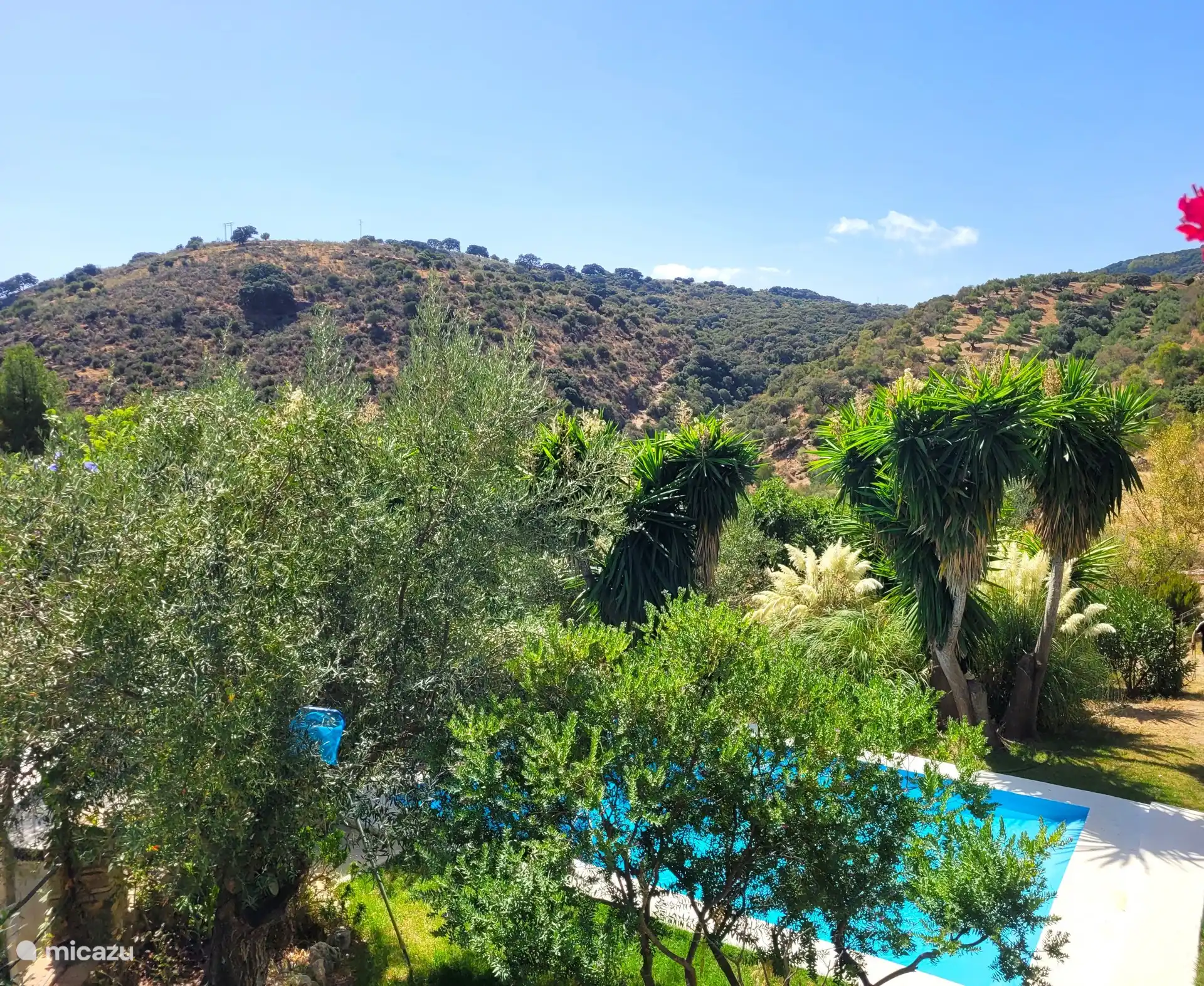 Vue sur les montagnes et la piscine depuis la terrasse à l’étage