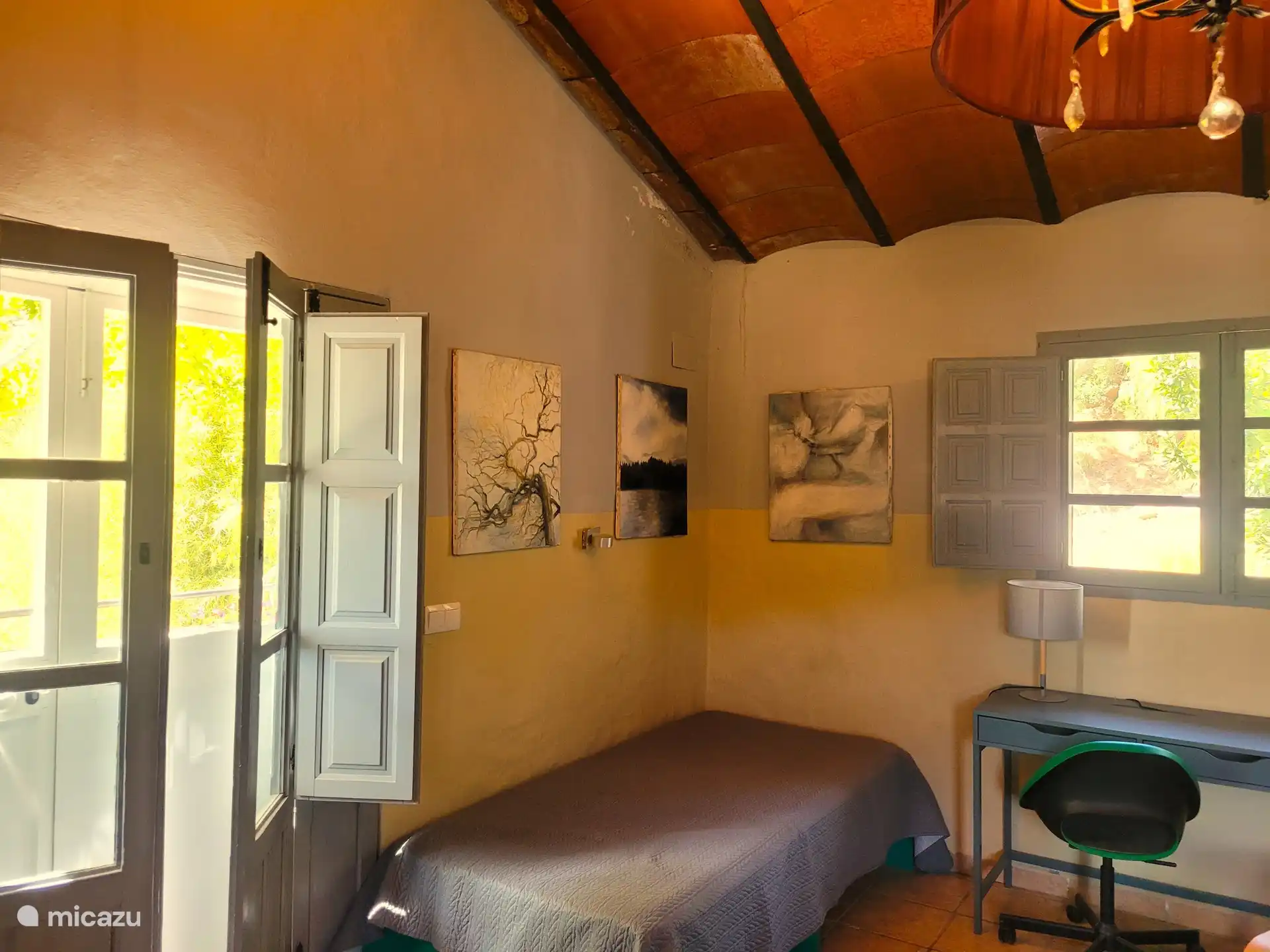 Portes donnant sur la terrasse dans la chambre décloisonnée