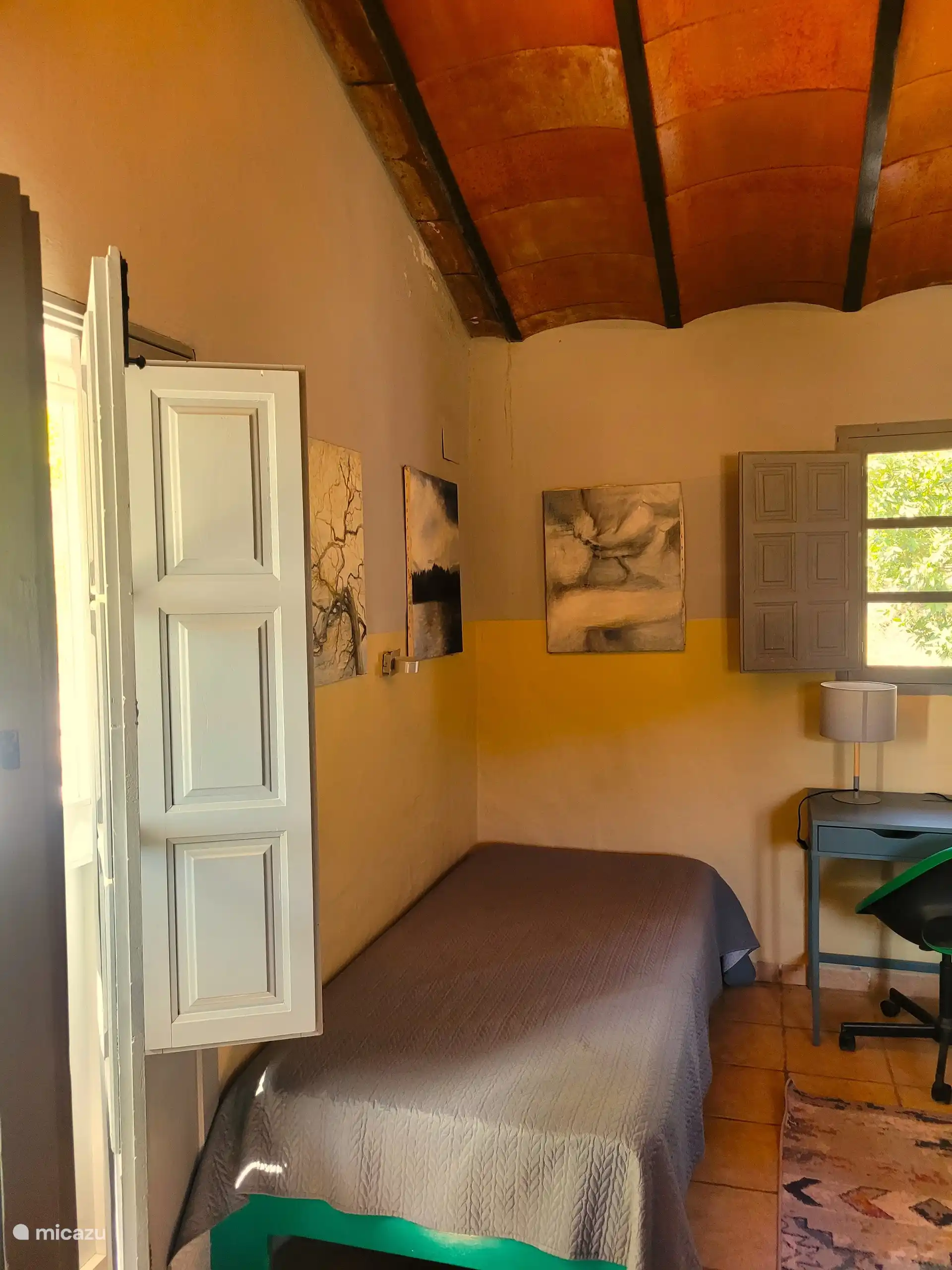 Lit simple dans une chambre décloisonnée