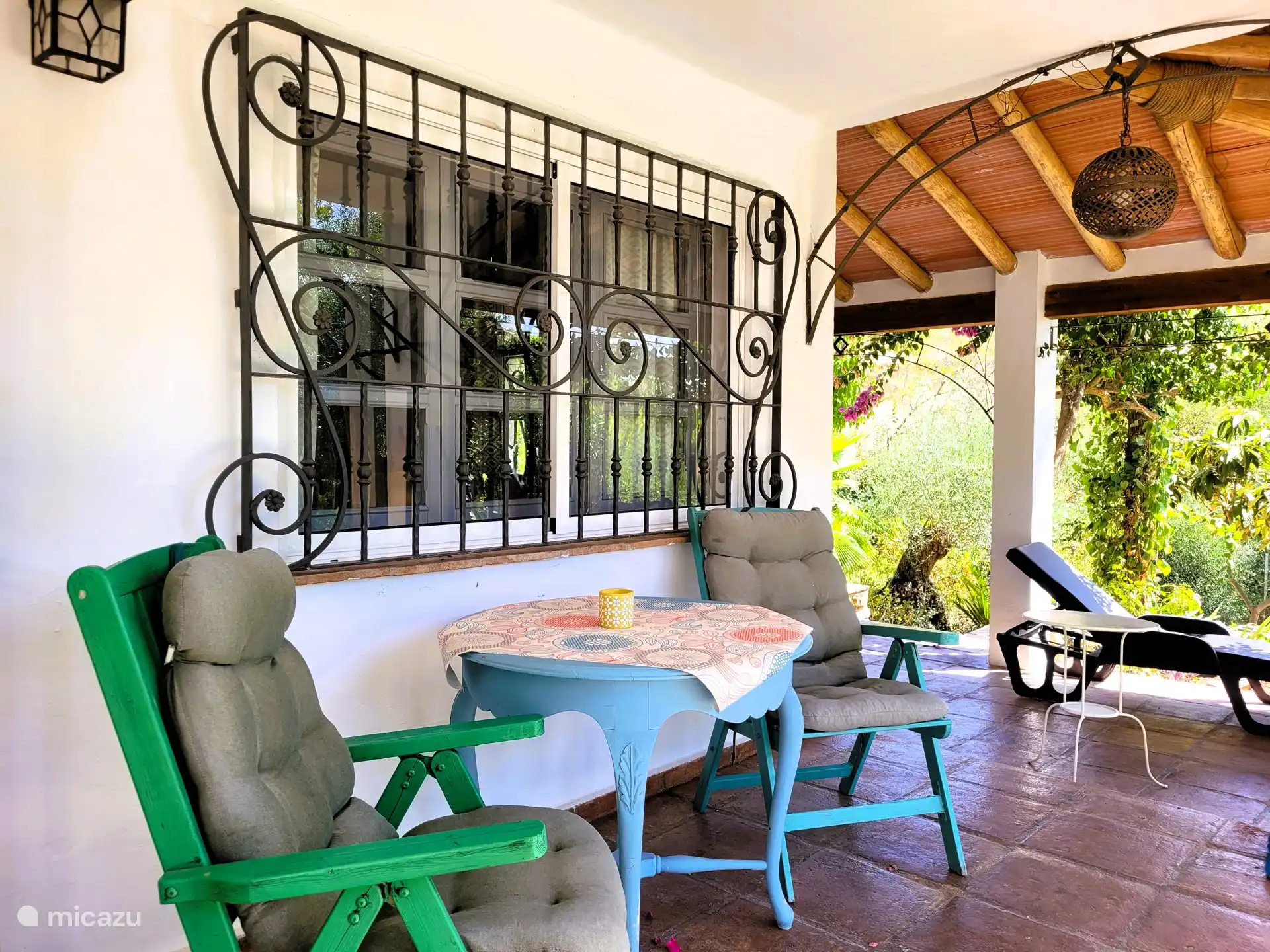 Détendez-vous sur le porche en regardant la piscine