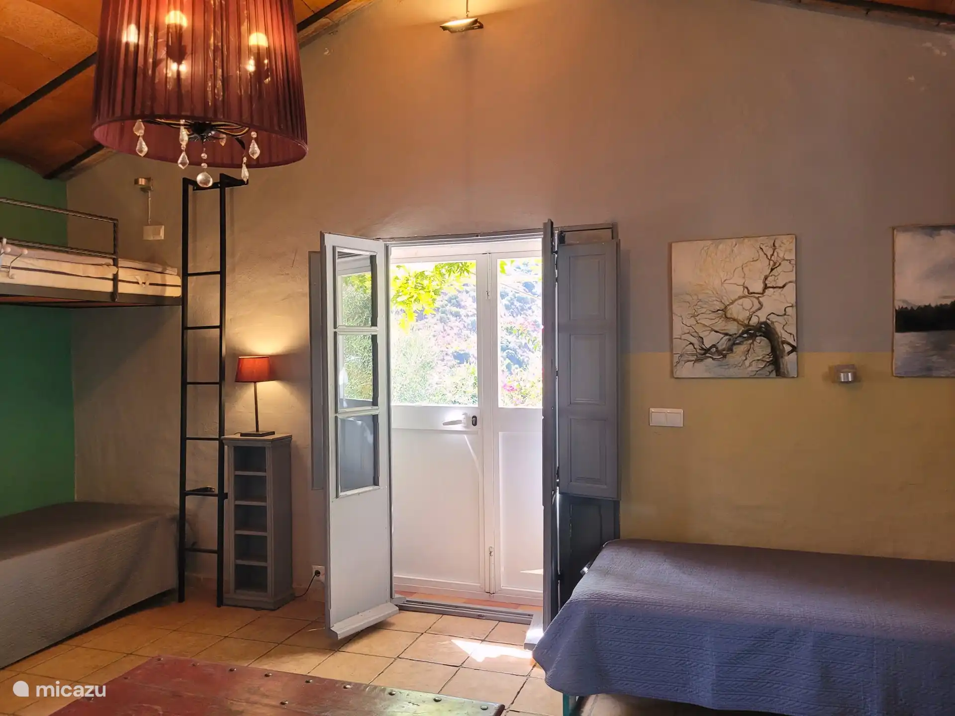 Chambre décloisonnée avec portes donnant sur la terrasse à l’étage