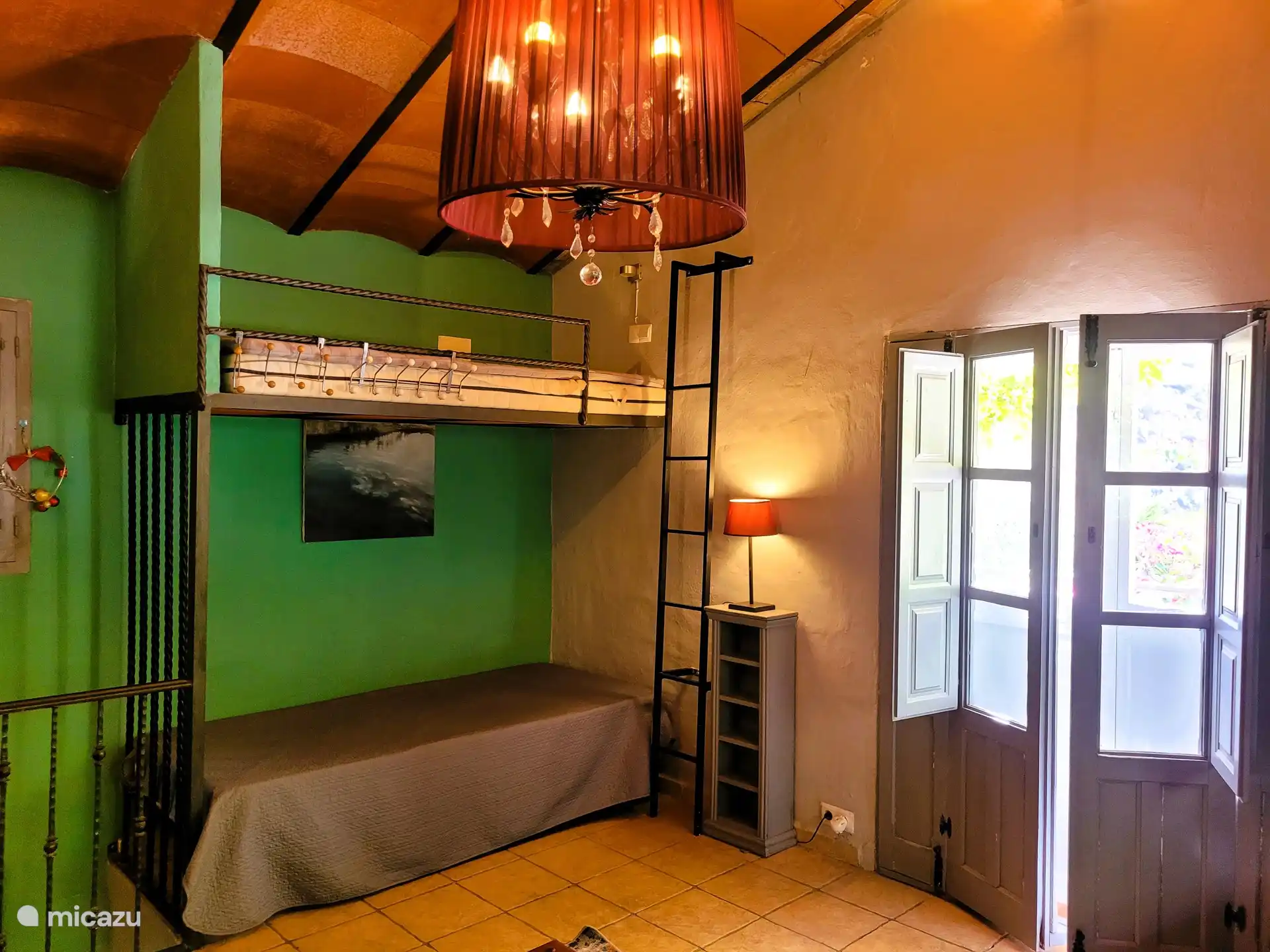 Lits superposés confortables dans la chambre décloisonnée