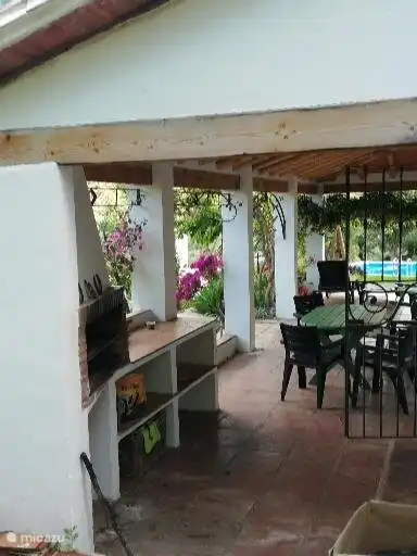 Salle à manger extérieure et barbecue