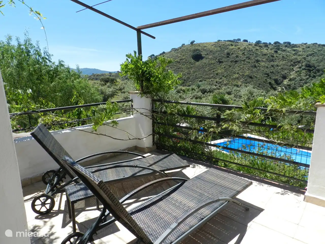 Terrasse à l’étage avec vue sur la piscine