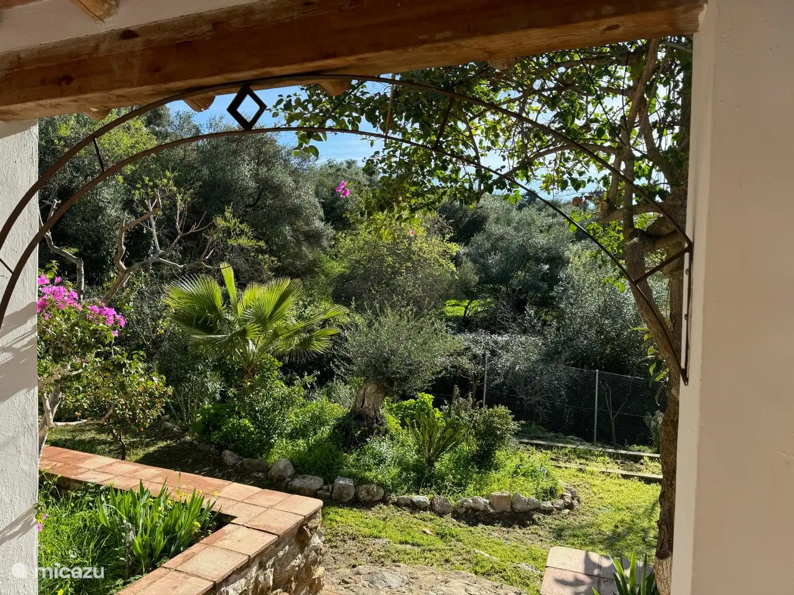 Vue du jardin depuis le porche