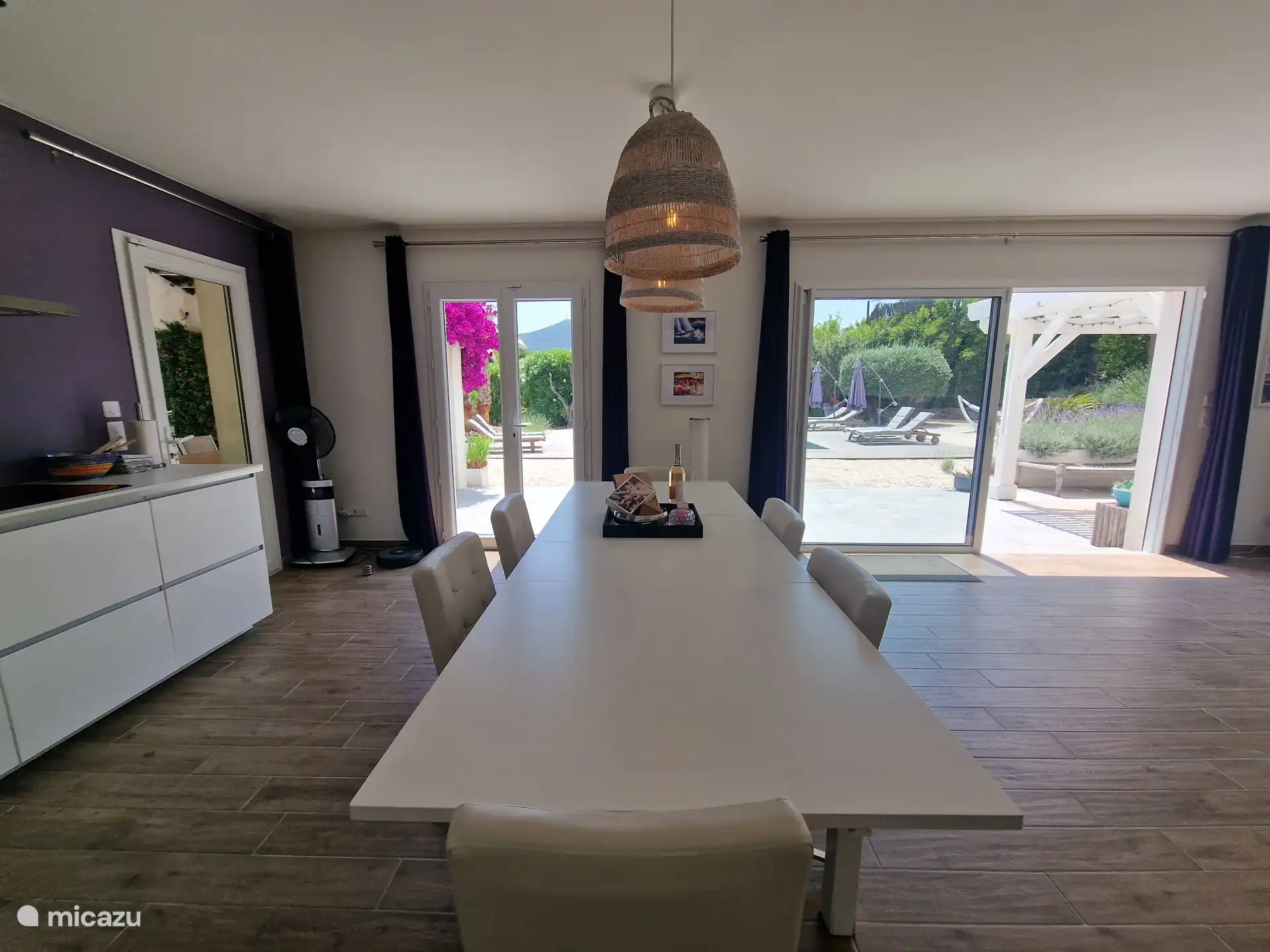 Großer Esstisch mit Blick auf den Garten