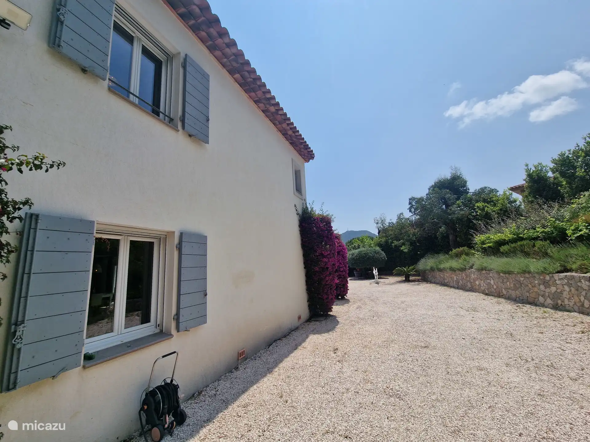 Seitenvilla mit Parkplätzen