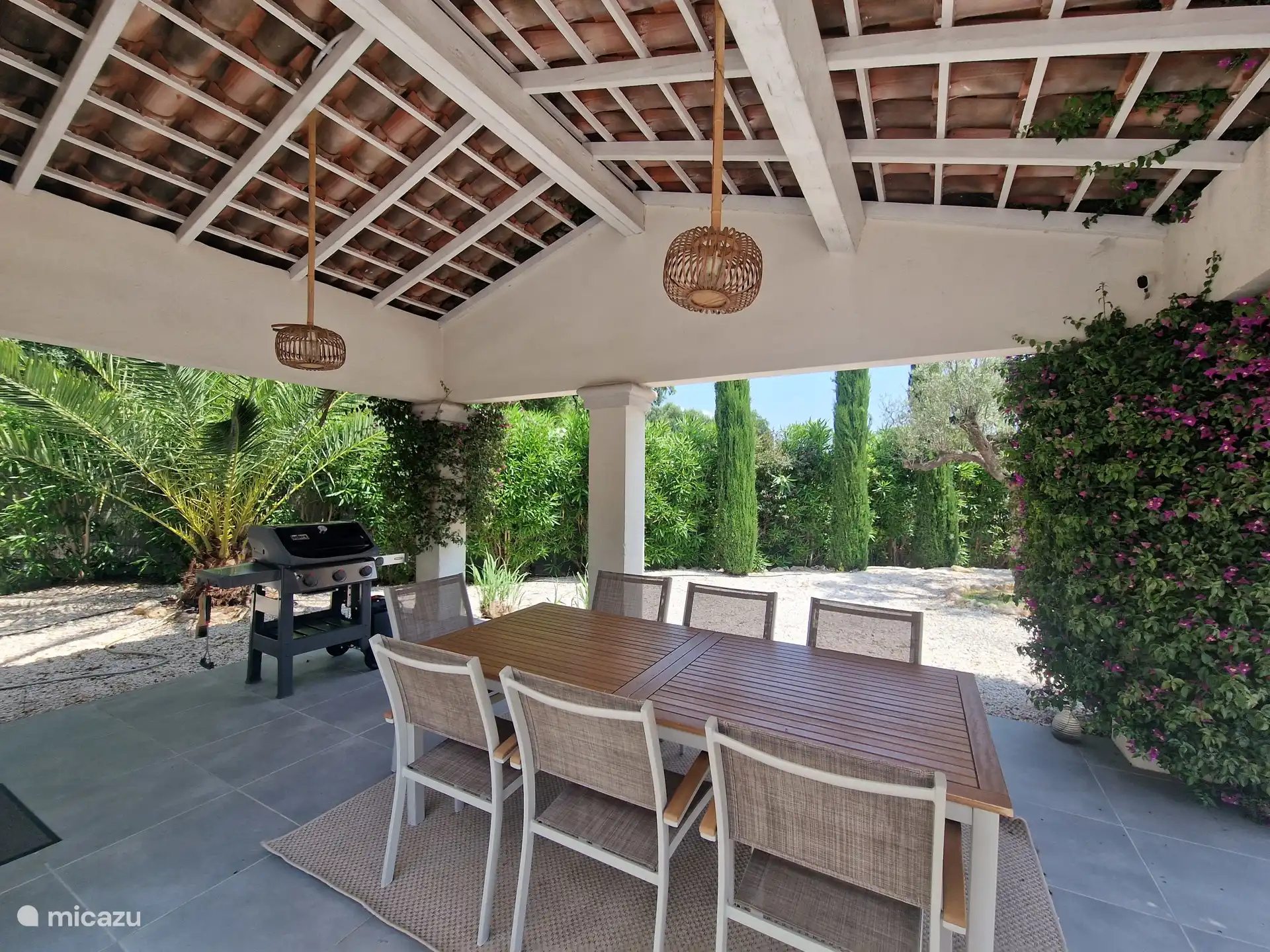 Überdachte Terrasse mit Außentisch