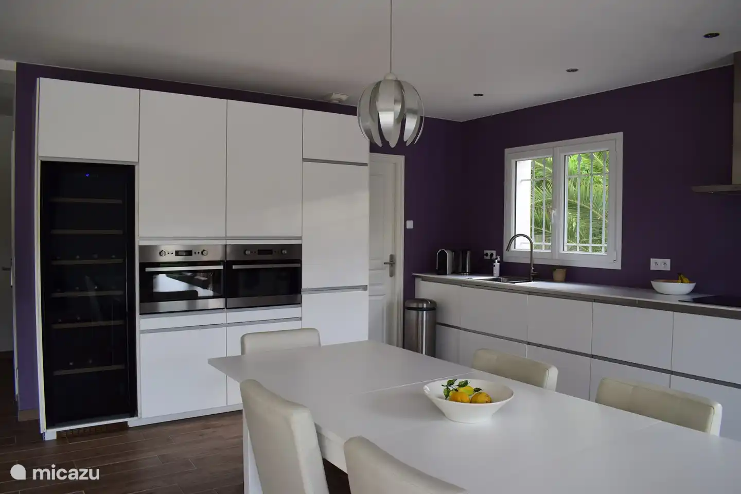 Große Küche mit allen notwendigen Geräten