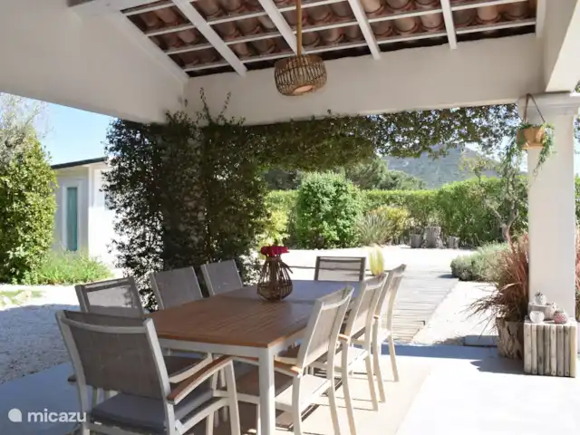 Villa Oliandre grande piscine au sel | France, Côte d'Azur, Le Plan-de-la-Tour - villa Terrasse couverte avec table à manger