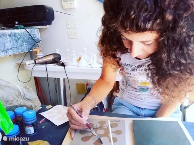 vakantiehuis huren in Italië, Apulië (Puglia), Ceglie Messapica – Suite Pasqà Lucia, onze artiest die Suite Pasqà-logo in klei maakt