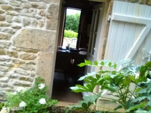 Cottage Landlust | France, Nièvre, Authiou - gîte / cottage entrée du séjour par la terrasse arrière