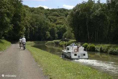 riding along the Canal du Nivedrnais