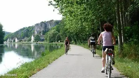 riding along the Canal du Nivedrnais