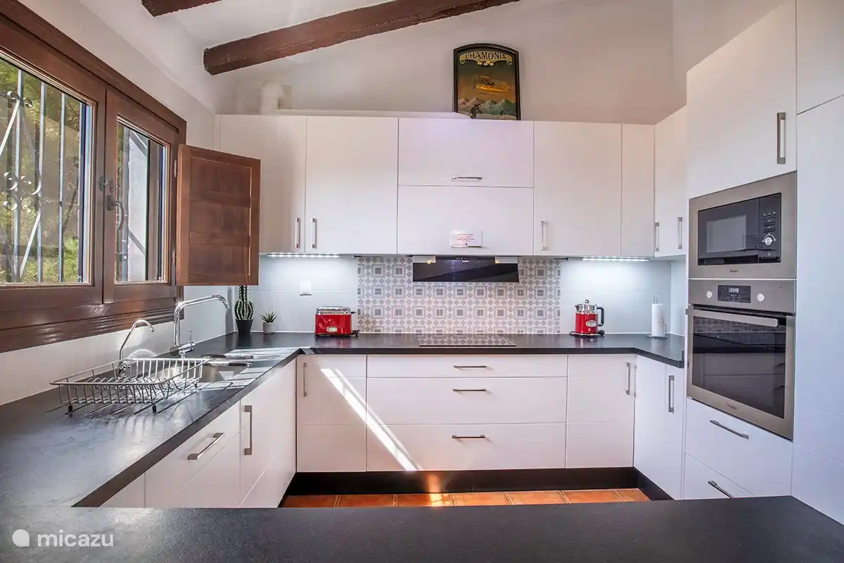 Fully fitted kitchen