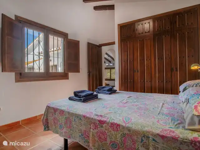 villa huren in Spanje, Andalusië, Cómpeta – Casa Rey Landelijk Hoofdslaapkamer voldoende kastruimte