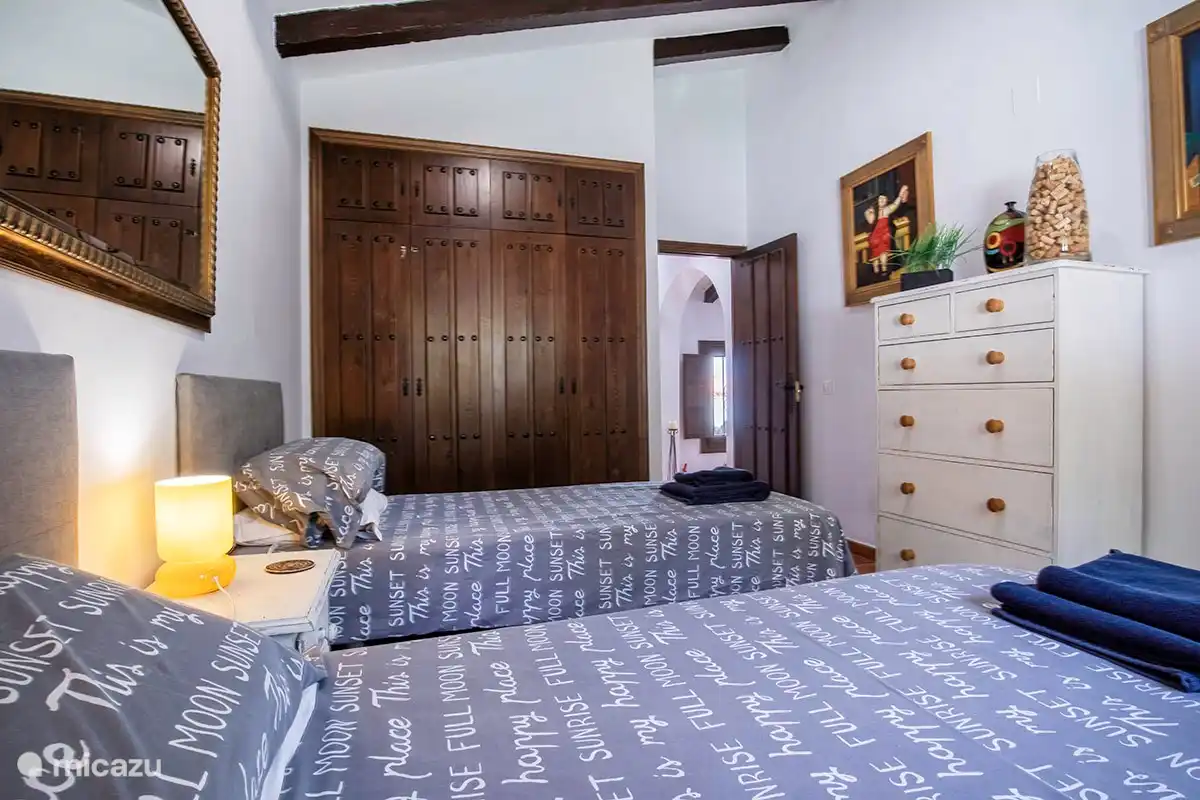 Twin bedroom ample wardrobe & drawer space