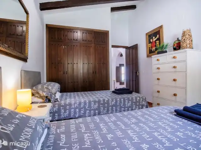 villa huren in Spanje, Andalusië, Cómpeta – Casa Rey Landelijk Slaapkamer met twee eenpersoonsbedden, ruime kledingkast en lades