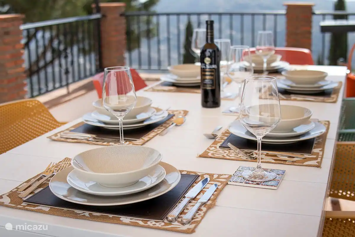 Alfresco dining for 6 guests