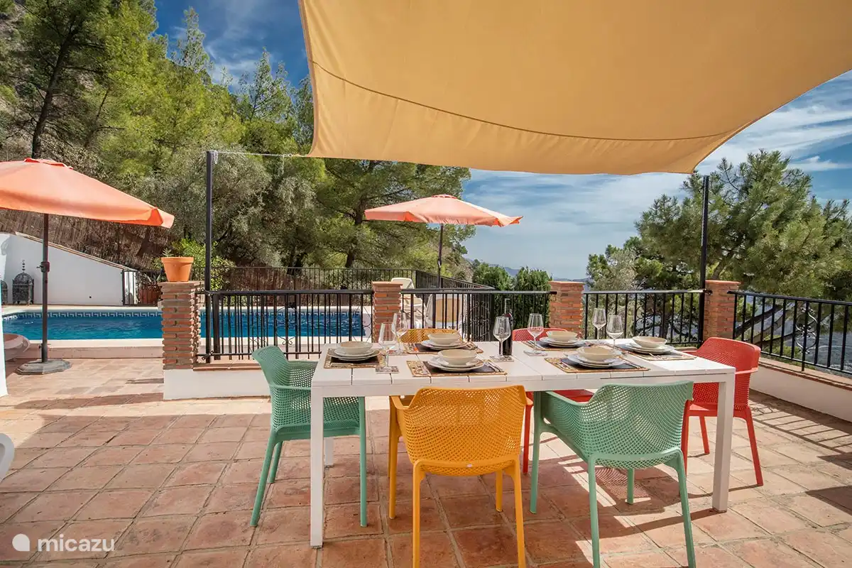 Outside dining overlooking the pool
