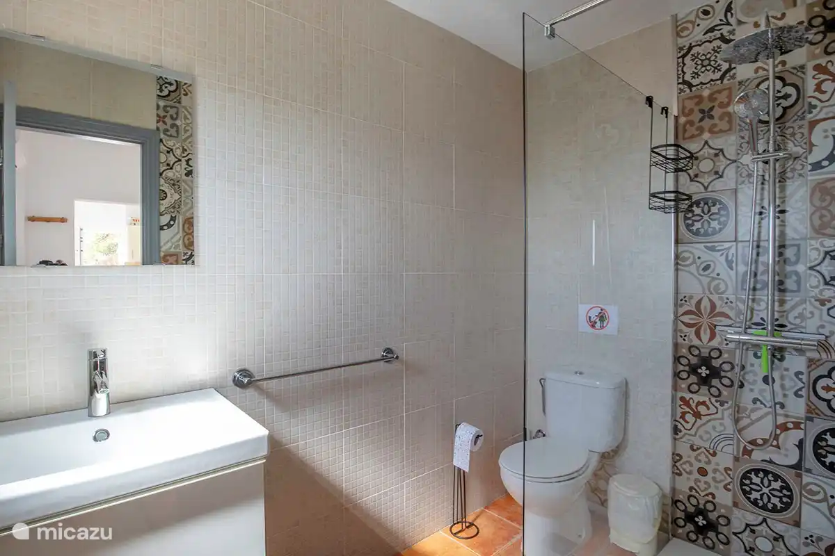 Apartment en-suite shower room