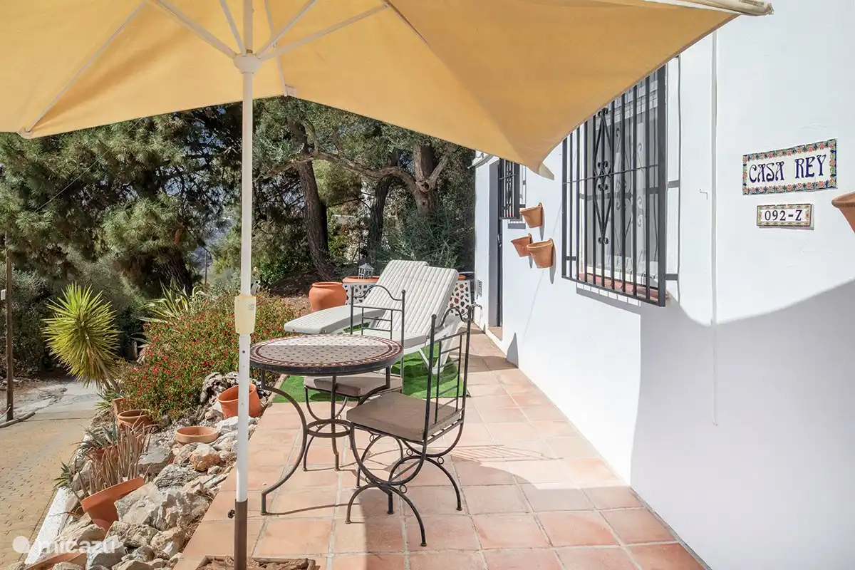 Apartment dining & sunbathing terrace