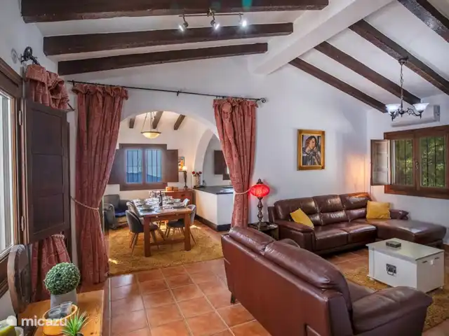 villa huren in Spanje, Andalusië, Cómpeta – Casa Rey Landelijk Open woon- en eetkamer