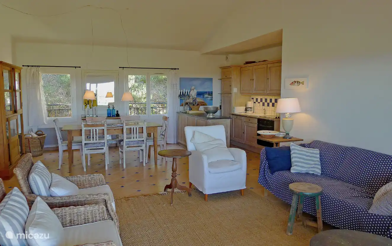 Sitzecke, Esstisch und offene Küche. Der Esstisch für 6 Personen kann auch gegen den kleineren Tisch auf der Terrasse ausgetauscht werden