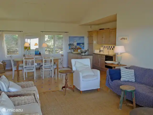 Location de Vacances France, Côte d'Azur, Sainte-Maxime, appartement - Le Grand Cap, Romarin Coin salon, table à manger et cuisine ouverte. La table à manger pour 6 personnes peut également être échangée avec la petite table sur la terrasse
