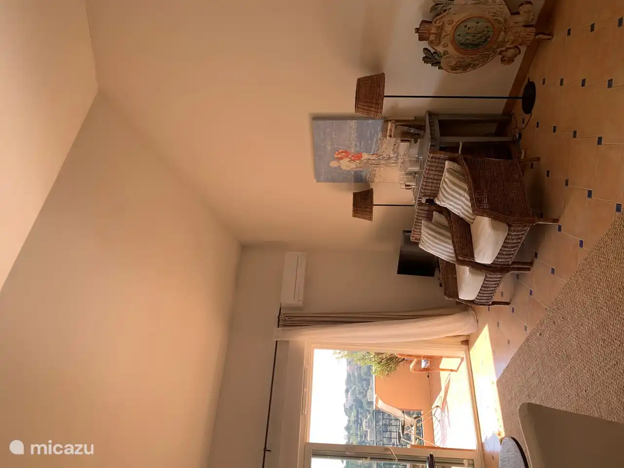 Das Wohnzimmer hat eine hohe Decke