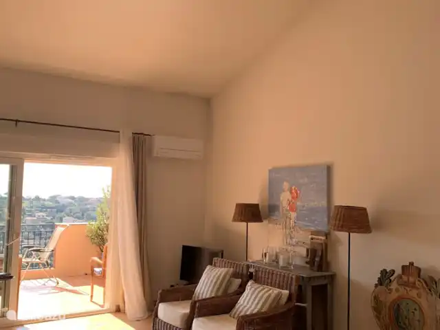 Location de Vacances France, Côte d'Azur, Sainte-Maxime, appartement - Le Grand Cap, Romarin le salon a une belle hauteur sous plafond